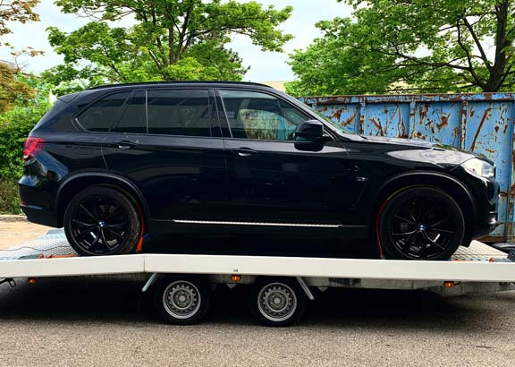 BMW X Transport auf Anhänger